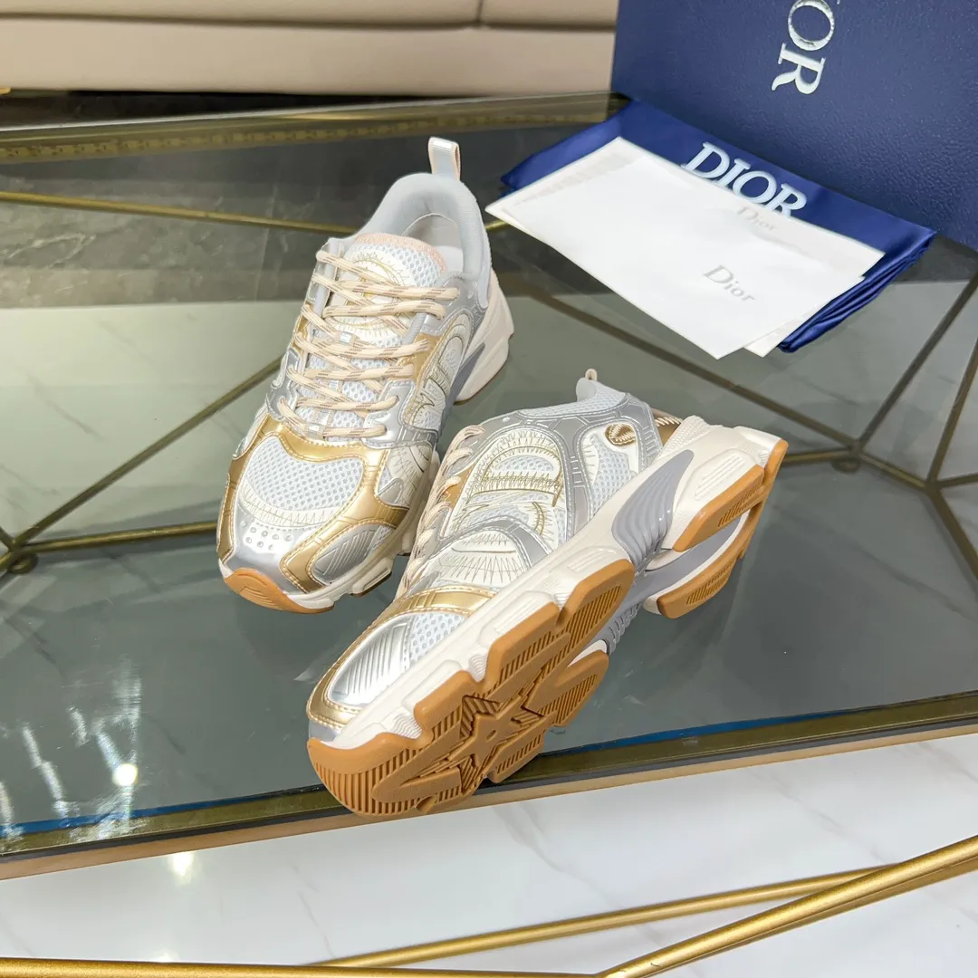 P500 Dior Chrono sneakers are a new product of the 2024 autumn ready-to-wear series, reinterpreting running shoes with Dior's haute couture style. Crafted from beige mesh with laminated leather-effect panels in gold and silver tones, it's highlighted by CD logos on the sides, a star patch on the tongue and a Dior logo on the heel. Featuring tri-color laces, a lightweight sole and star embellishments for a casual look for any season. Size: Female size 35-41 (Female size 41 and 42 can be customized) Male size 39-44 (45/46 can be customized) Color: white, pink, gold, silver, black